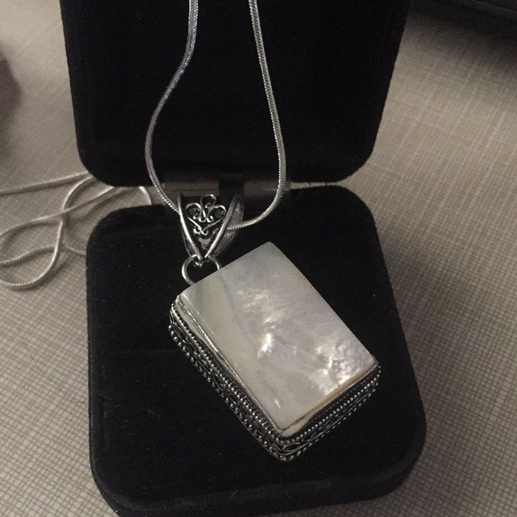 Jewelry - Lovely Mother of Pearl pendant necklace